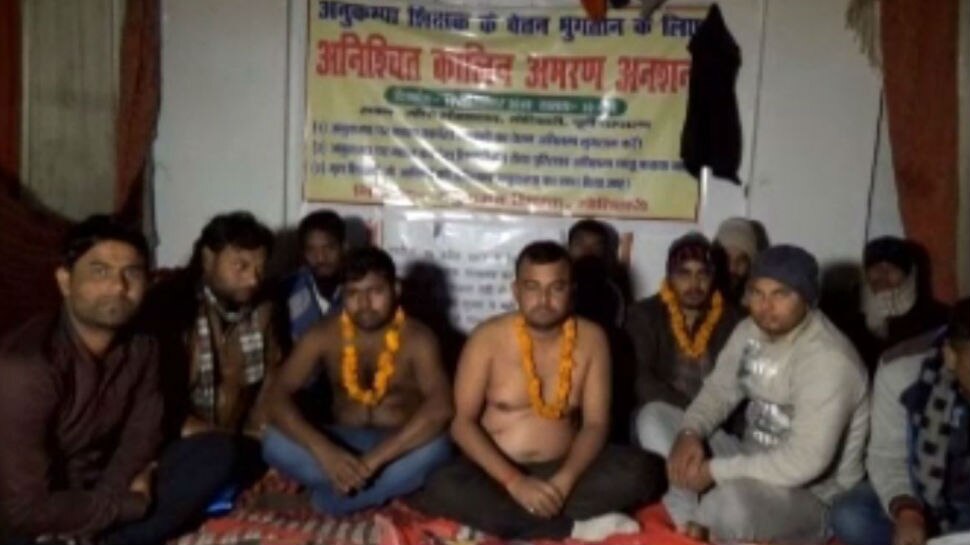 मोतिहारी: सैलेरी नहीं मिलने पर शिक्षक परेशनान, ठंड में अर्द्धनग्न होकर कर रहे प्रदर्शन