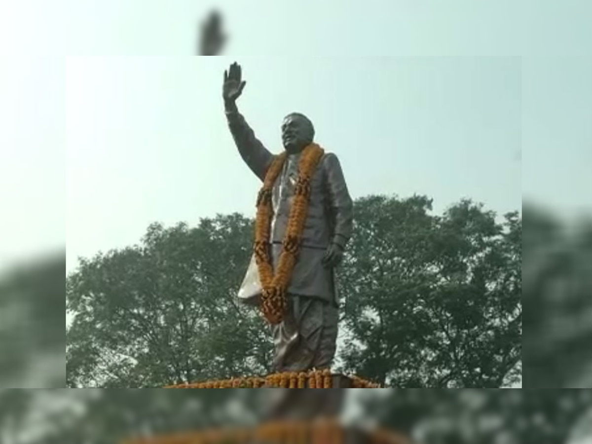पटना: नीतीश कुमार ने अटल बिहारी वाजपेयी की प्रतिमा का किया अनावरण, दी श्रद्धांजलि
