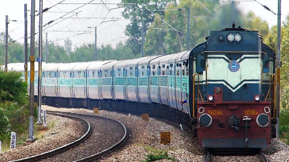 जमशेदपुर में नीलांचल एक्सप्रेस में गंदगी होने पर भड़के यात्री, ट्रेन रोककर किया हंगामा जमशेदपुर में नीलांचल एक्सप्रेस में गंदगी होने पर भड़के यात्री, ट्रेन रोककर किया हंगामा