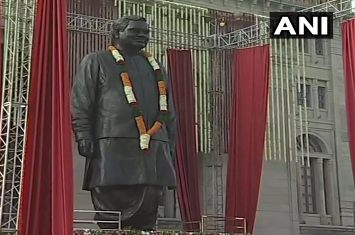 लखनऊः लोक भवन में प्रधानमंत्री ने किया अटल प्रतिमा का अनावरण