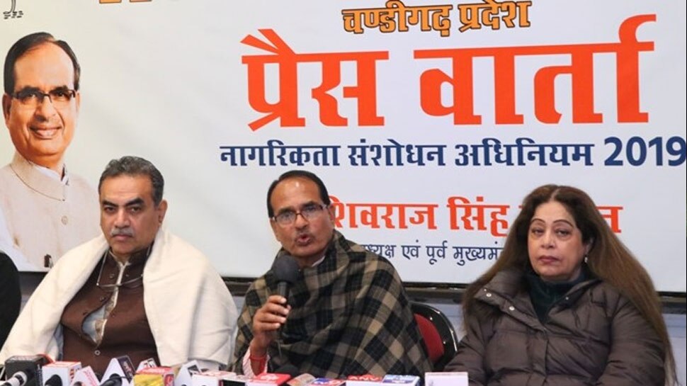 सोनिया गांधी संसद में कुछ नहीं बोलीं और राजघाट पर शांतिमार्च कर रही हैं: शिवराज