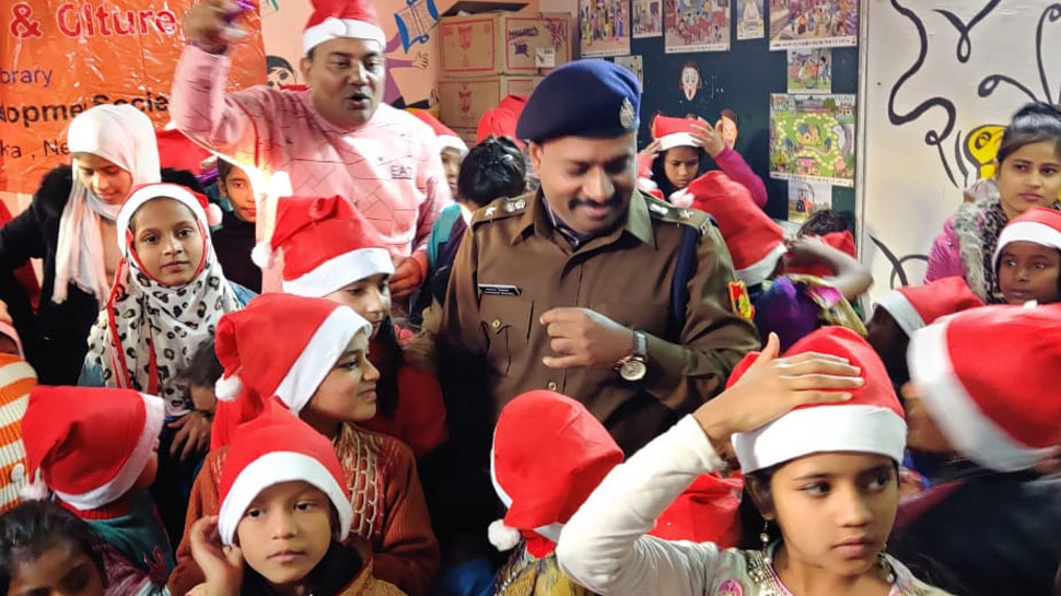दिल्ली पुलिस की अनूठी पहल, सैंटा बने डीसीपी; जामिया इलाके में बच्चों को बांटे गिफ्ट