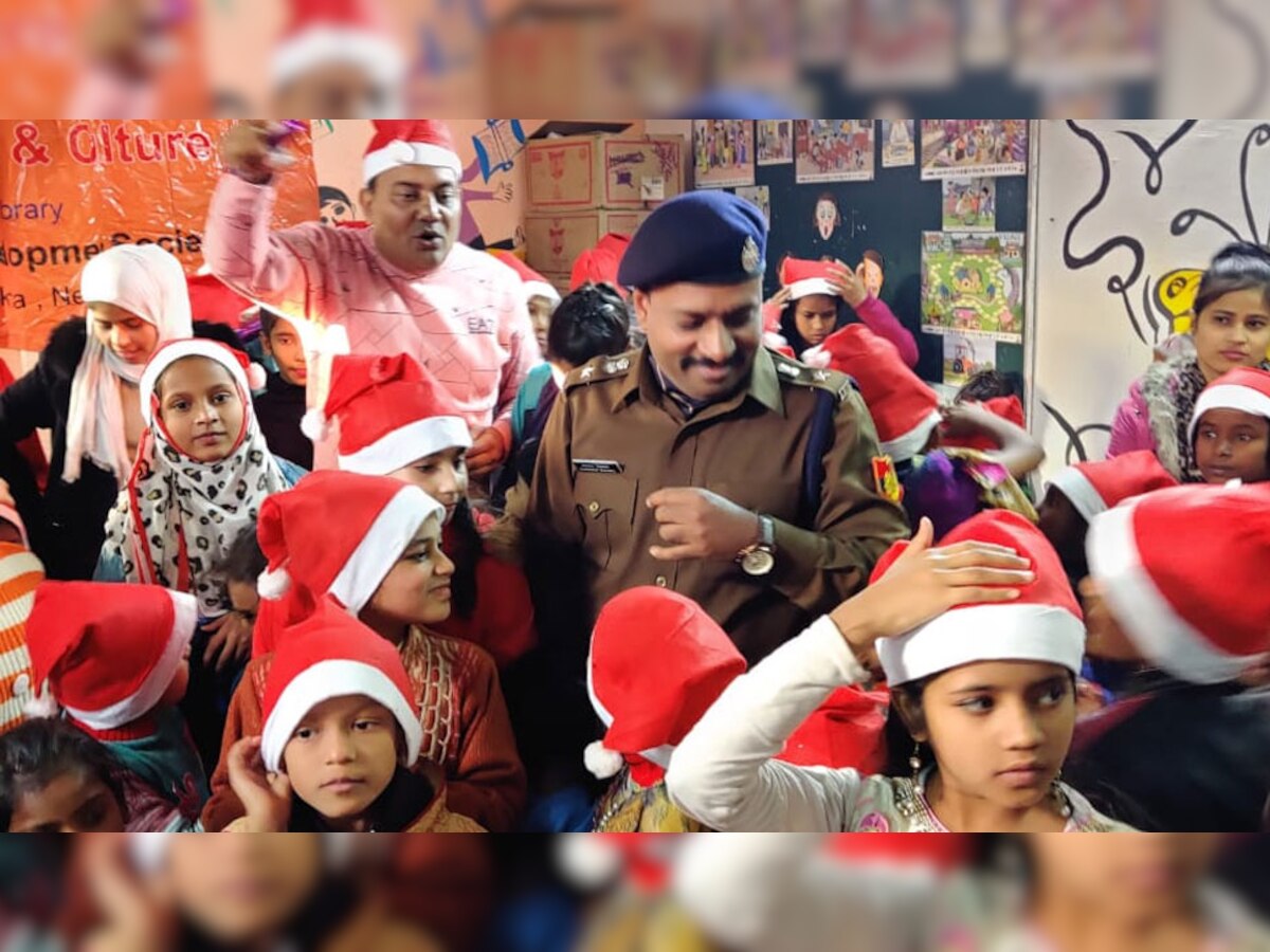 क्रिसमस मनाकर पुलिस अफसर ने बच्चों के जीवन में खुशियों का रंग भरने की कोशिश की.