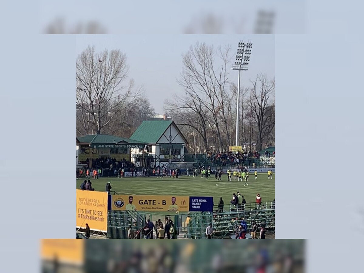 श्रीनगर में खेला गया फुटबाल मैच.