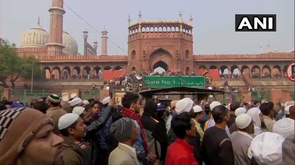 LIVE: CAA के विरोध में प्रदर्शन, जुमे की नमाज के बाद जामा मस्जिद के बाहर जुटे लोग