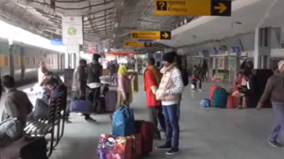 रांची: कोहरे ने रोकी ट्रेनों की रफ्तार, यात्रियों का हल बेहाल रांची: कोहरे ने रोकी ट्रेनों की रफ्तार, यात्रियों का हल बेहाल