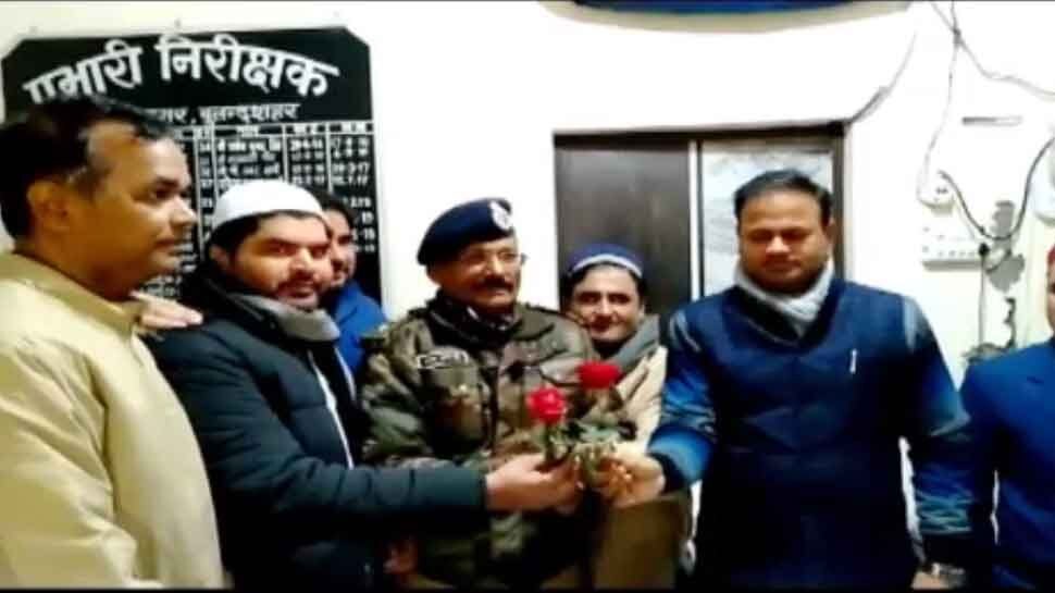 बुलंदशहर: CAA विरोध में हुए नुकसान के लिए DM को सौंपा डिमांड ड्राफ्ट, फूल देकर जताया आभार