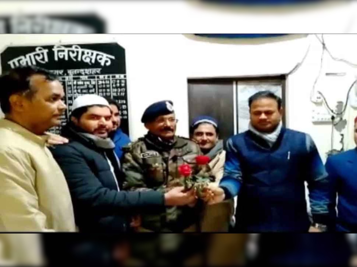मुस्लिम समाज के लोगों ने पुलिस और प्रशासन को गुलाब के फूल देकर भी आभार जताया.