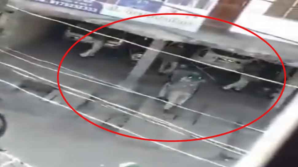 UP पुलिस के ट्वीट पर बड़ी कार्रवाई, MP पुलिस के दो अधिकारियों पर गिरी गाज