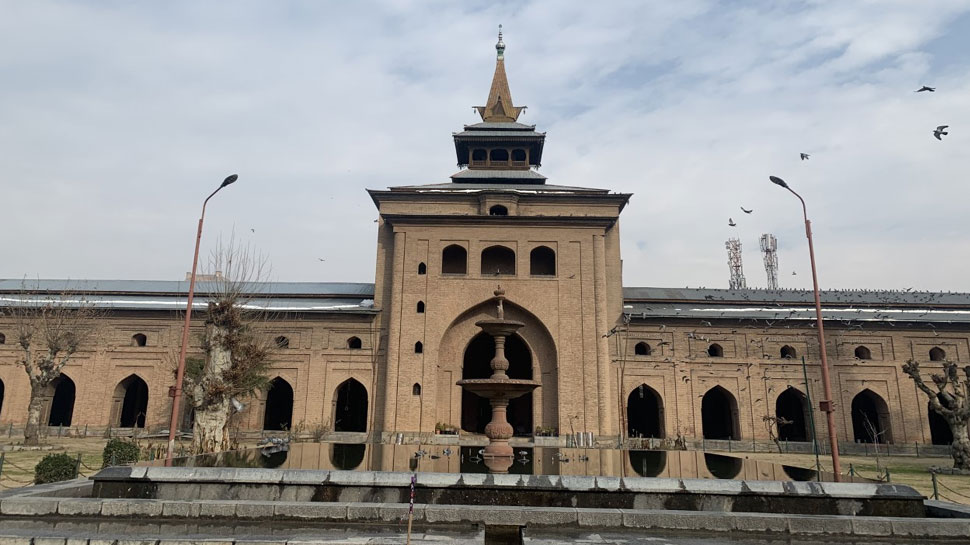 कश्मीर की ऐतिहासिक जामिया मस्जिद में 136 दिन बाद हुई नमाज, कोई अप्रिय घटना नहीं कश्मीर की ऐतिहासिक जामिया मस्जिद में 136 दिन बाद हुई नमाज, कोई अप्रिय घटना नहीं