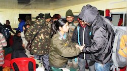 सिक्किम में भारी बर्फबारी, 300 टैक्सी में पर्यटक फंसे, भारतीय सेना ने बचाया