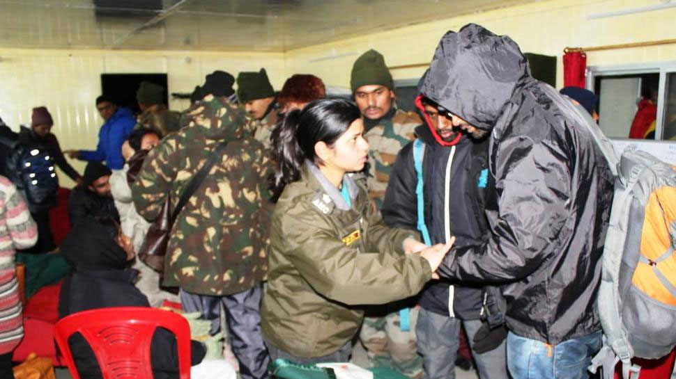 सिक्किम में भारी बर्फबारी, 300 टैक्सी में फंसे 1700 पर्यटक; भारतीय सेना ने बचाया सिक्किम में भारी बर्फबारी, 300 टैक्सी में फंसे 1700 पर्यटक; भारतीय सेना ने बचाया