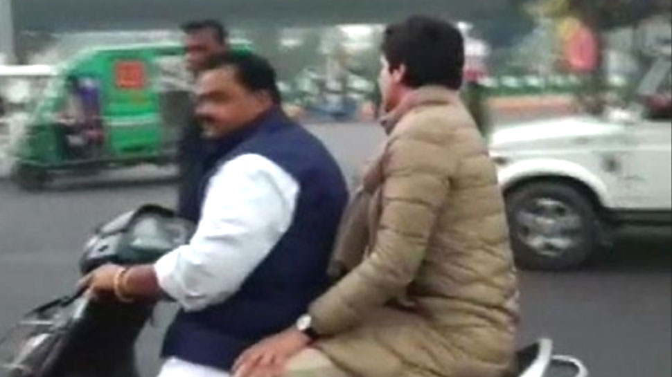 लखनऊ: यूपी पुलिस ने रोका तो बिना हेलमेट स्कूटी पर बैठ भागीं प्रियंका गांधी लखनऊ: यूपी पुलिस ने रोका तो बिना हेलमेट स्कूटी पर बैठ भागीं प्रियंका गांधी