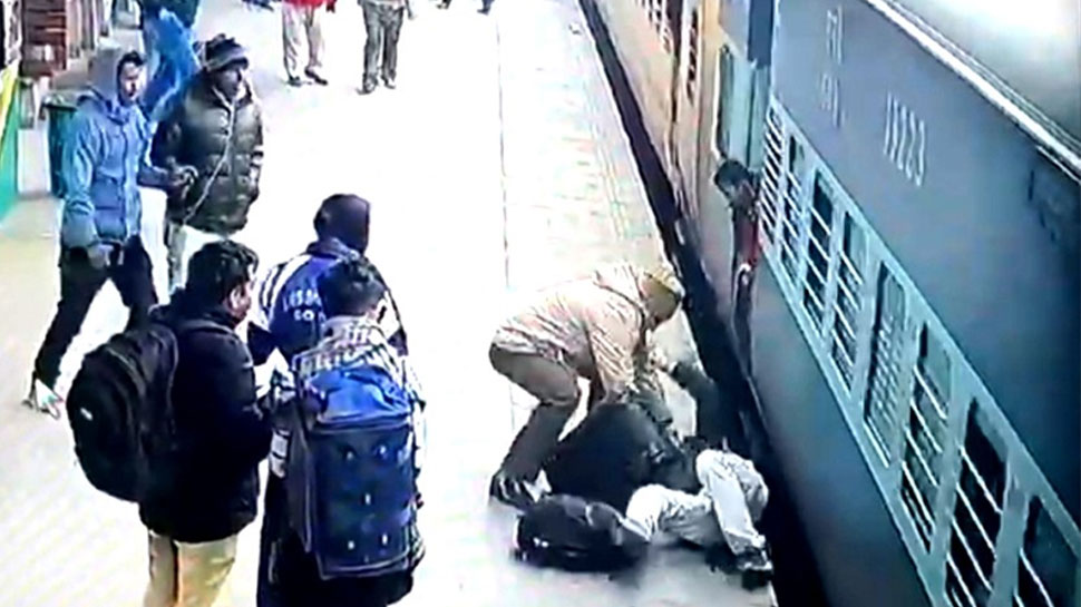 CCTV: फरिश्ता बना RPF का जवान, यात्री को ट्रेन में चपेट में आने से बचाया