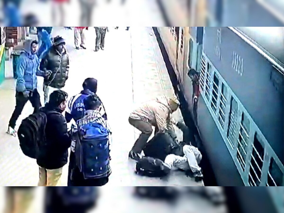 CCTV: फरिश्ता बना RPF का जवान, यात्री को ट्रेन में चपेट में आने से बचाया