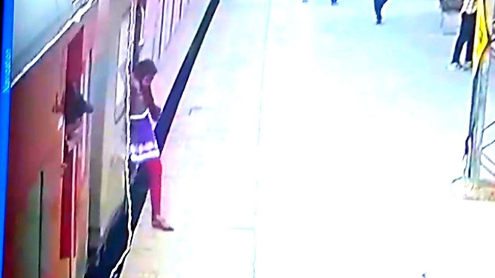 VIDEO: चलती ट्रेन से उतर रही थी महिला, पैर फिसला और फिर... VIDEO: चलती ट्रेन से उतर रही थी महिला, पैर फिसला और फिर...