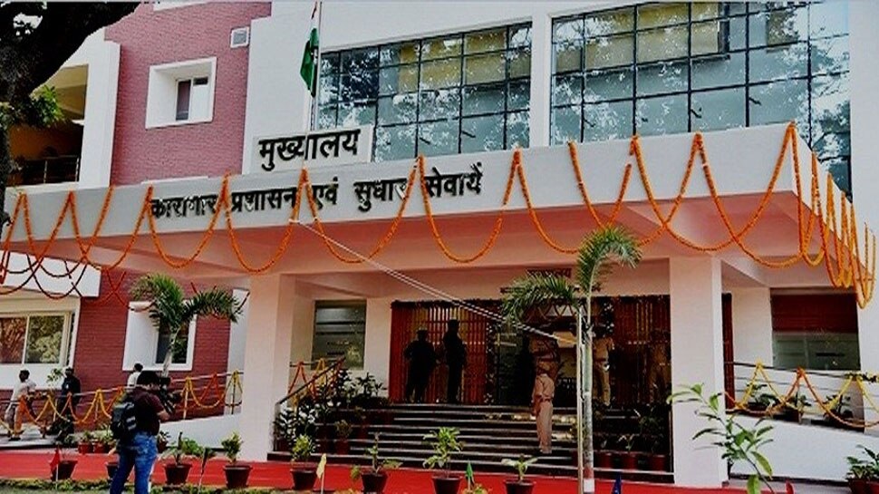 उत्तर प्रदेश: कैदी अब दो बार घर कर पाएंगे बात, जेल में लगे PCO का होगा इस्तेमाल