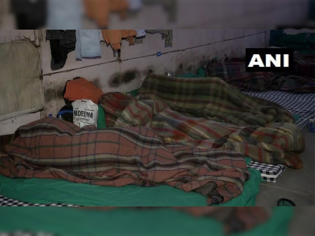 दिल्ली में शीत लहर जारी, रैनबसेरों में बिस्तर कम, सुविधाओं की कमी, ठिठुर रहे लोग