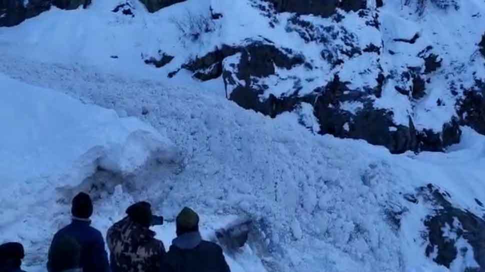 VIDEO: बद्रीनाथ में ग्लेशियर टूटने से आया बर्फ का सैलाब, कैमरे में कैद हुआ नजारा