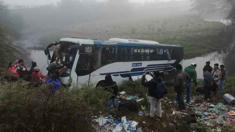 जबलपुर: रेज रफ्तार बस ने साईकिल सवार को रौंदा, अनियंत्रित हो नाले में पलटी, 40 यात्री घायल जबलपुर: रेज रफ्तार बस ने साईकिल सवार को रौंदा, अनियंत्रित हो नाले में पलटी, 40 यात्री घायल