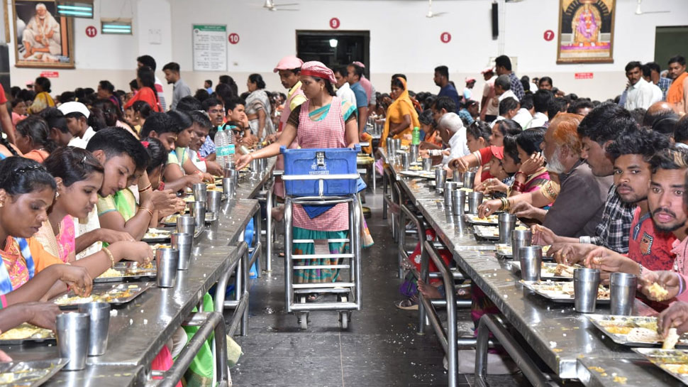 शिरडी के प्रसादालय का नया कीर्तिमान, 2019 में इतने करोड़ लोगों ने यहां किया भोजन शिरडी के प्रसादालय का नया कीर्तिमान, 2019 में इतने करोड़ लोगों ने यहां किया भोजन