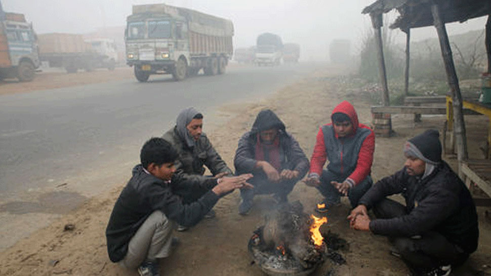 उत्तर भारत: ठंड की ठिठुरन बरकरार, कोहरे से राहत, 30 से ज्यादा ट्रेनें लेट