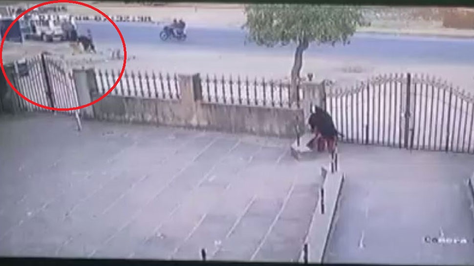 गुजरात: कॉलेज के बाहर से युवती का अपहरण, सामने आया घटना का VIDEO गुजरात: कॉलेज के बाहर से युवती का अपहरण, सामने आया घटना का VIDEO