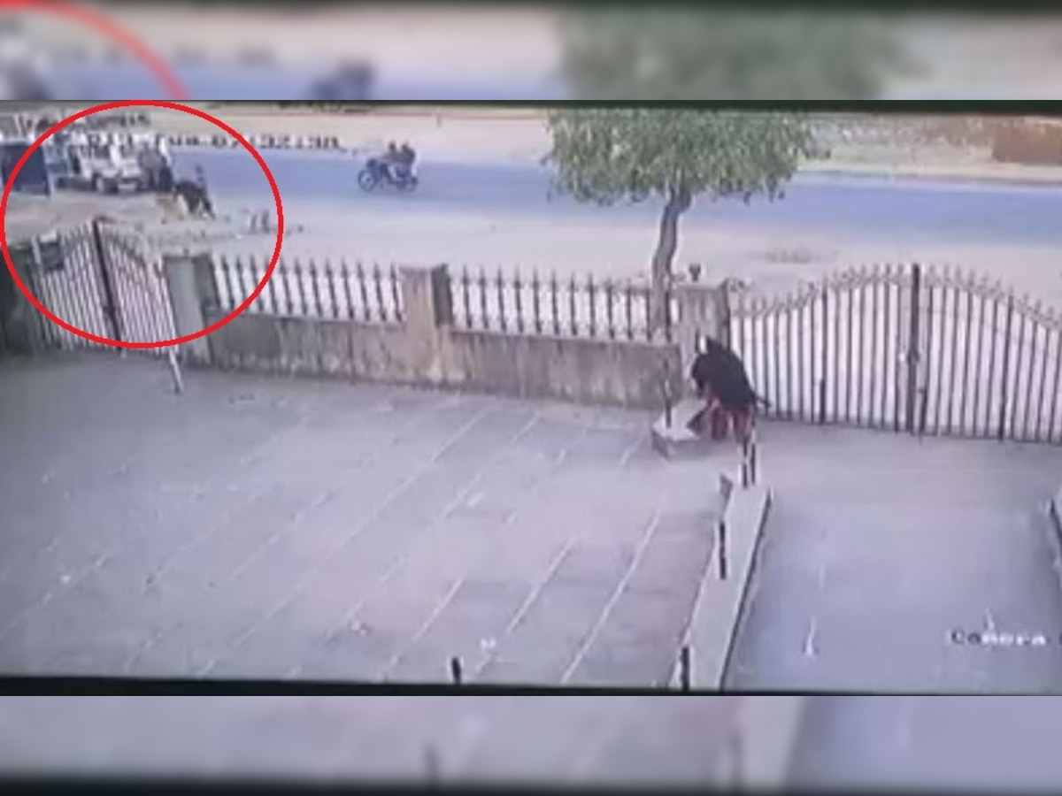 गुजरात: कॉलेज के बाहर से युवती का अपहरण, सामने आया घटना का VIDEO
