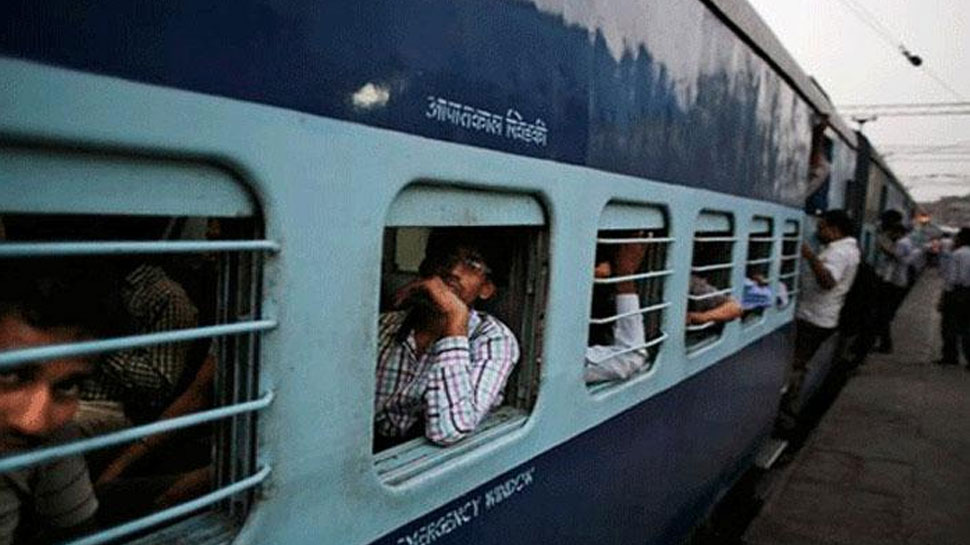 यात्रीगण कृपया ध्यान दें: 15 घंटे से भी ज्यादा देरी से चल रही हैं दिल्ली आने वाली ये ट्रेनें