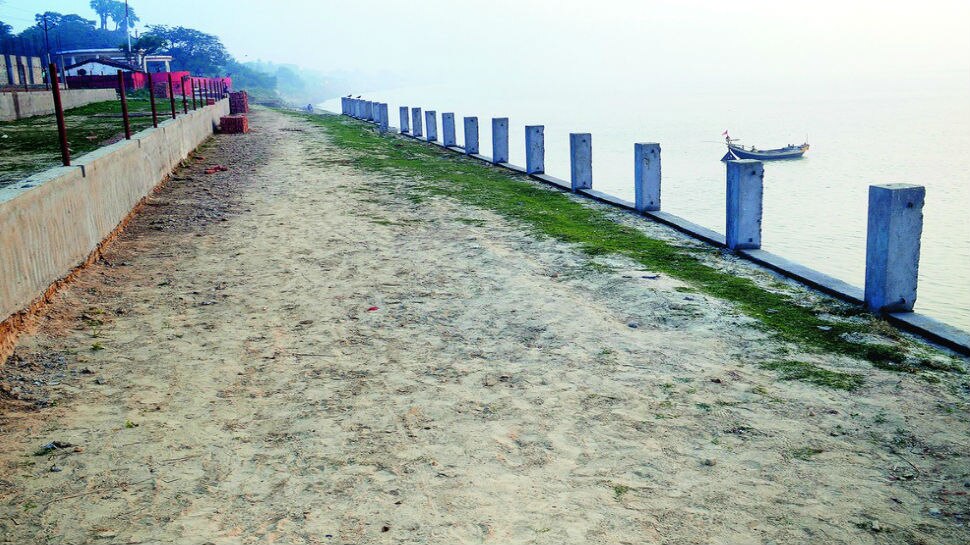 बिहार: मुंगेर में चमक खो रहा डॉल्फिन पार्क, बैटरी चोरी होने के कारण नहीं जलता सोलर लाइट