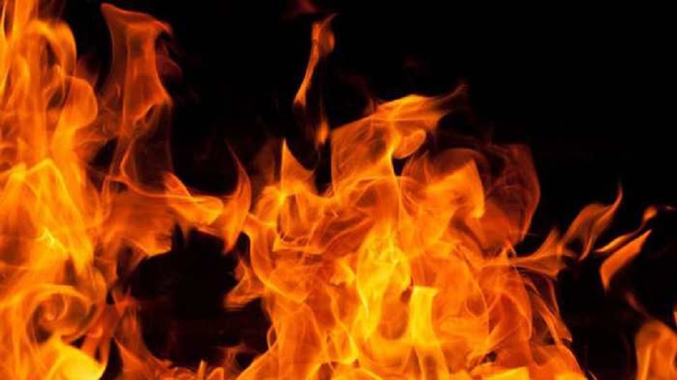 झारखंड: नक्सलियों ने वाहनों को किया आग के हवाले, दी यह चेतावनी