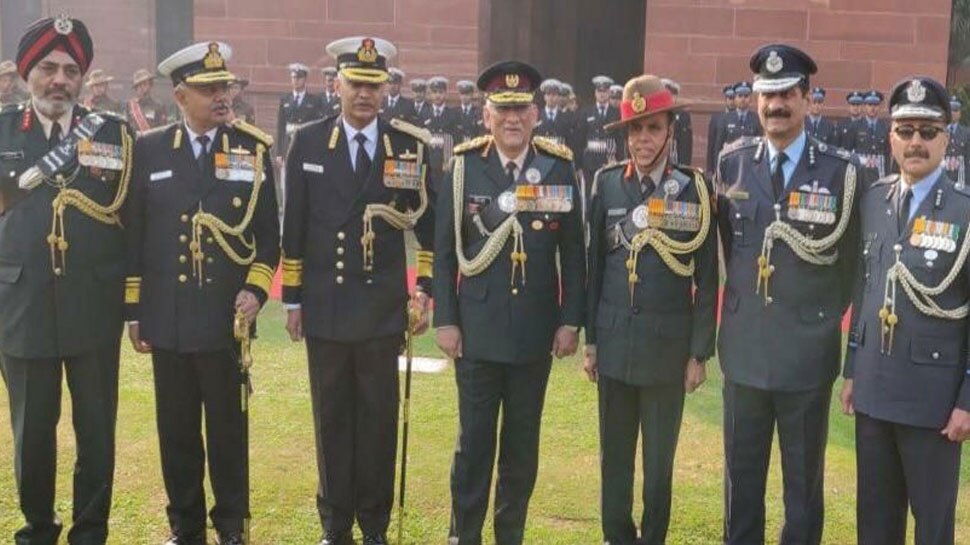 अपनी टीम के साथ चीफ ऑफ डिफेंस स्टाफ CDS with his team