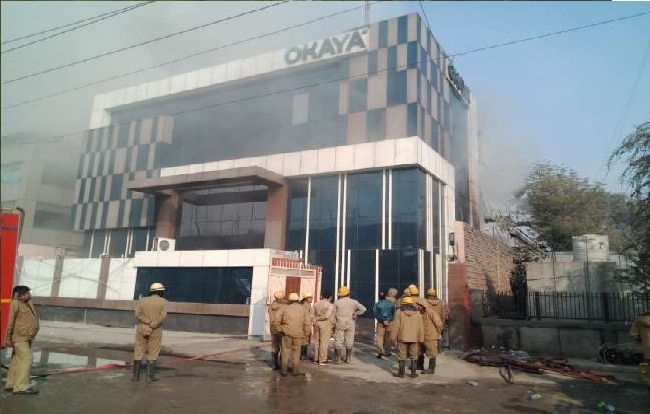   दिल्ली में लगी आग के बीच मलबे से 14 लोग निकाले गये, राहत कार्य जारी
