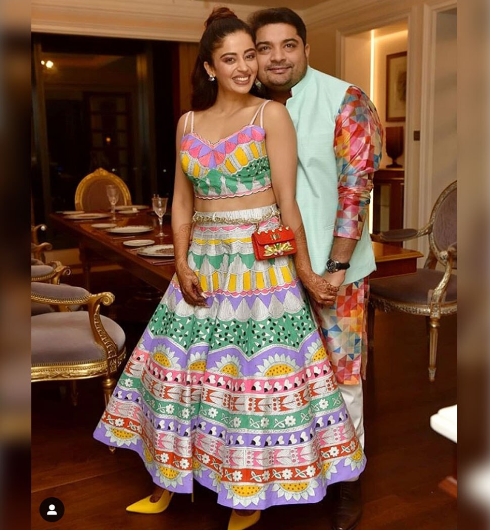रोमांटिक अंदाज में पोज Neha Pendse enjoys her mehndi and sangeet ceremoney with fiance shardul singh bayas