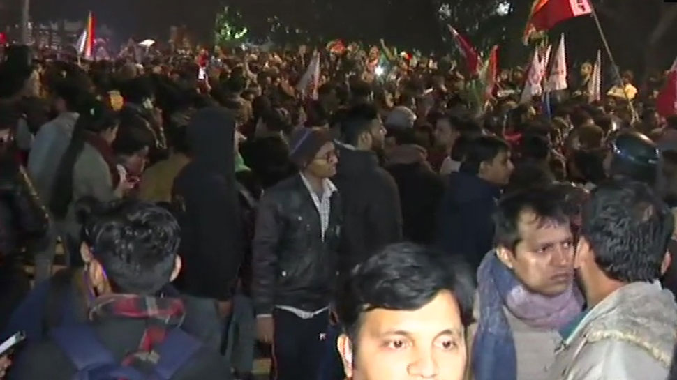 नकाबपोश भीड़ ने JNU पर बोला हमला, छात्र-शिक्षक समेत 20 से ज्यादा घायल, गृह मंत्रालय ने मांगी रिपोर्ट