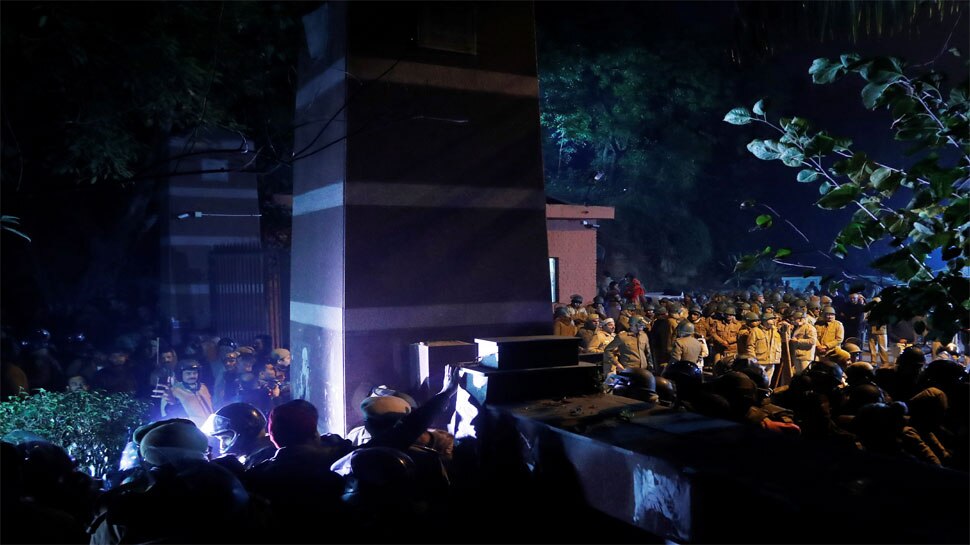 JNU बना 'जंग' का मैदान, आखिर क्या है हिंसा की वजह? पढ़ें इनसाइड स्टोरी