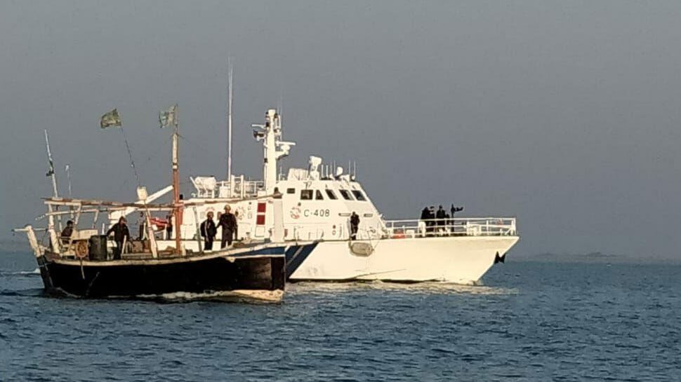 गुजरात: सुरक्षाबलों के हाथ लगी बड़ी कामयाबी, करोड़ों के ड्रग्स से भरी नाव पकड़ी, 5 पाकिस्तानी गिरफ्तार
