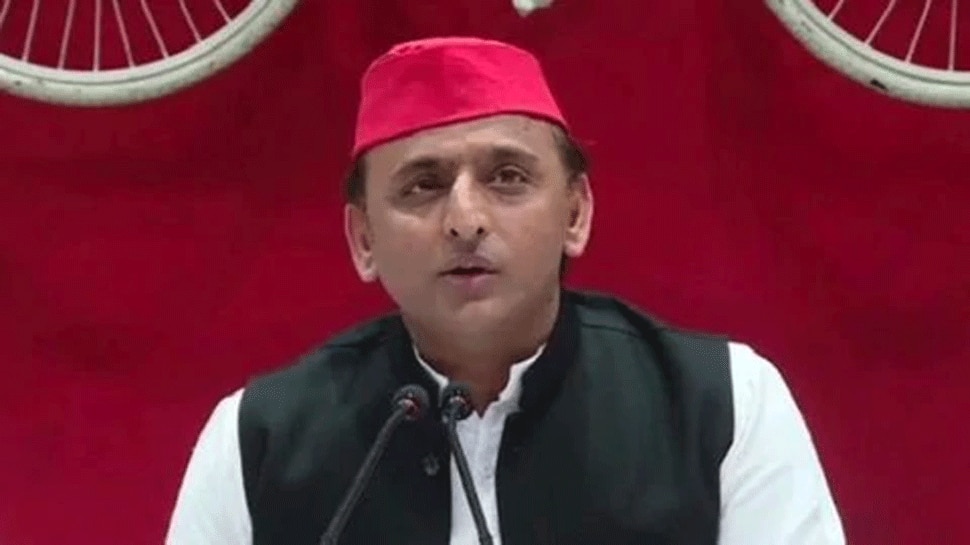 Samajwadi Party President Akhilesh Yadav says he scares from Chief Minister Yogi Adityanath accuses his government of being small hearted | अखिलेश यादव बोले, 'सीएम योगी से लगता है डर, मुझे पिता