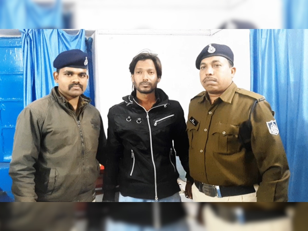 जीआरपी पुलिस की गिरफ्त में हत्यारोपी विकास टांके (मध्य में).