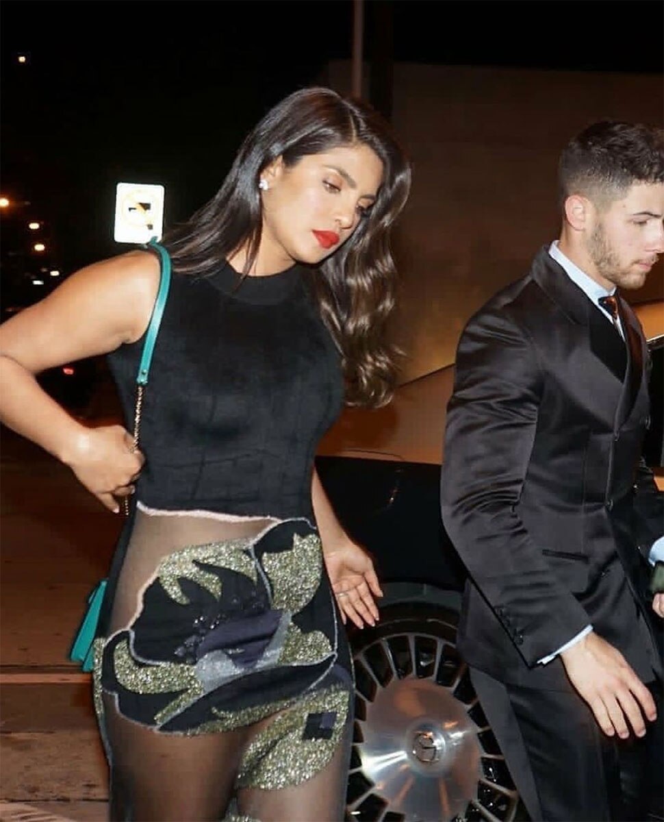 Priyanka Chopra Saves From Wardrobe Malfunction See Photos Pics इस ड्रेस के कारण मुश्किल में