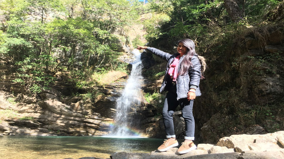 वाटरफॉल की खूबसूरती के साथ आपको कुमाऊं की ग्रामीण पर्यटन की झलकियां भी दिखाई देती हैं. tourist coming to see satrangi waterfall