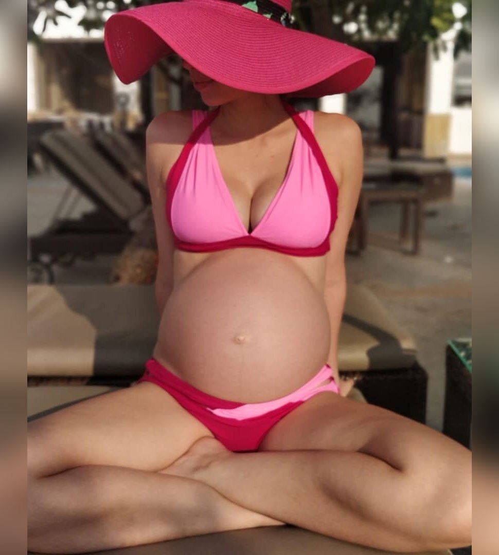 कल्कि ऐसे कर रहीं हैं एंजॉय kalki koechlin flaunts her baby bump in pink bikini view all viral pics