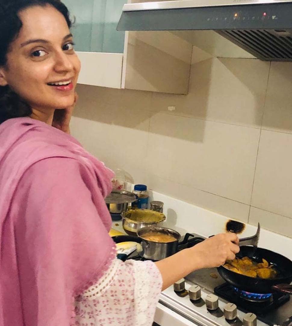घर में आलू-प्याज की पकौड़ी बनाती कंगना Kangana Ranaut