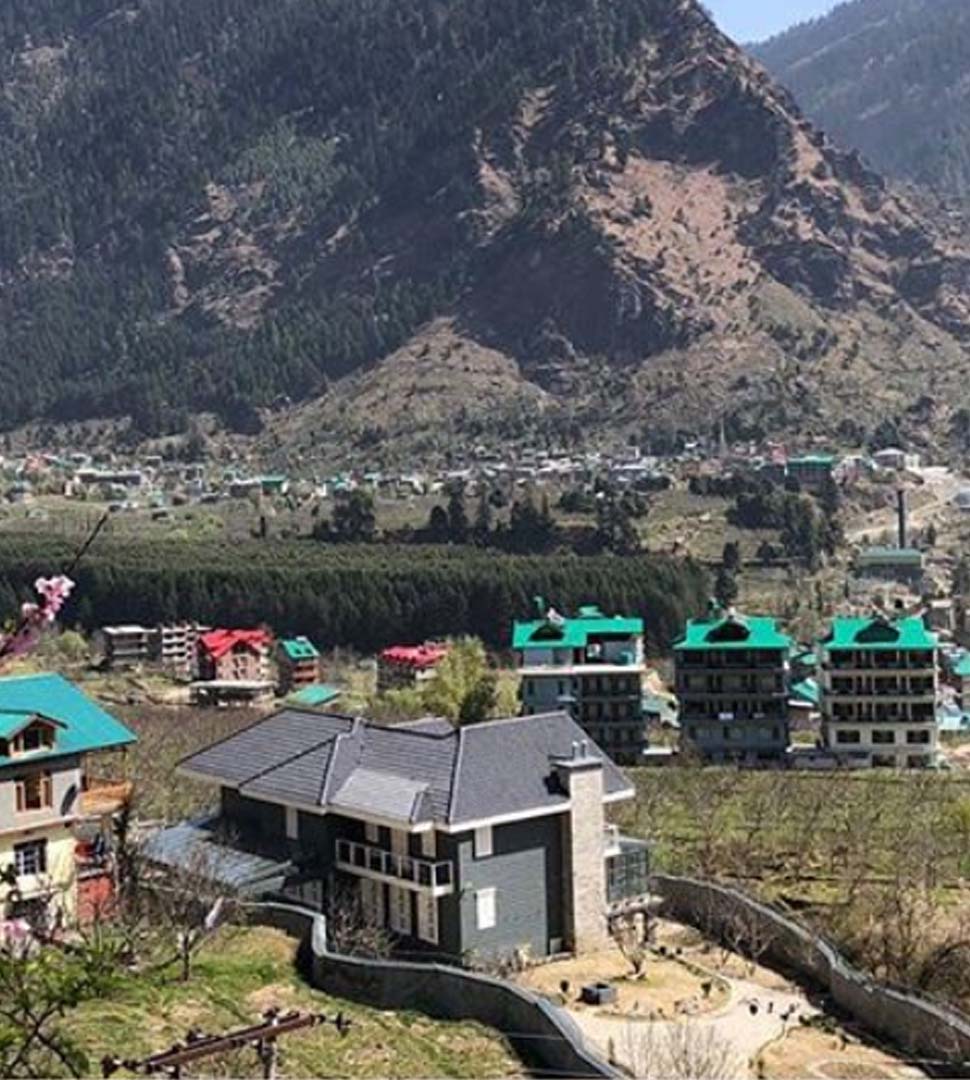 मनाली में दूर से ऐसा दिखता है कंगना का घर Kangana