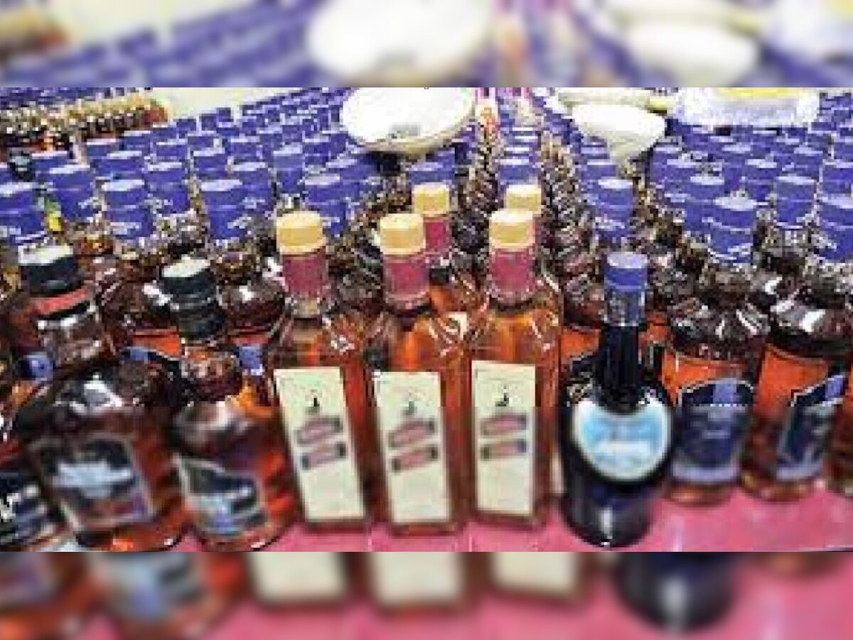 भारत-नेपाल बोर्डर पर बरामद शराब की बोटलें. (प्रतीकात्मक फोटो)