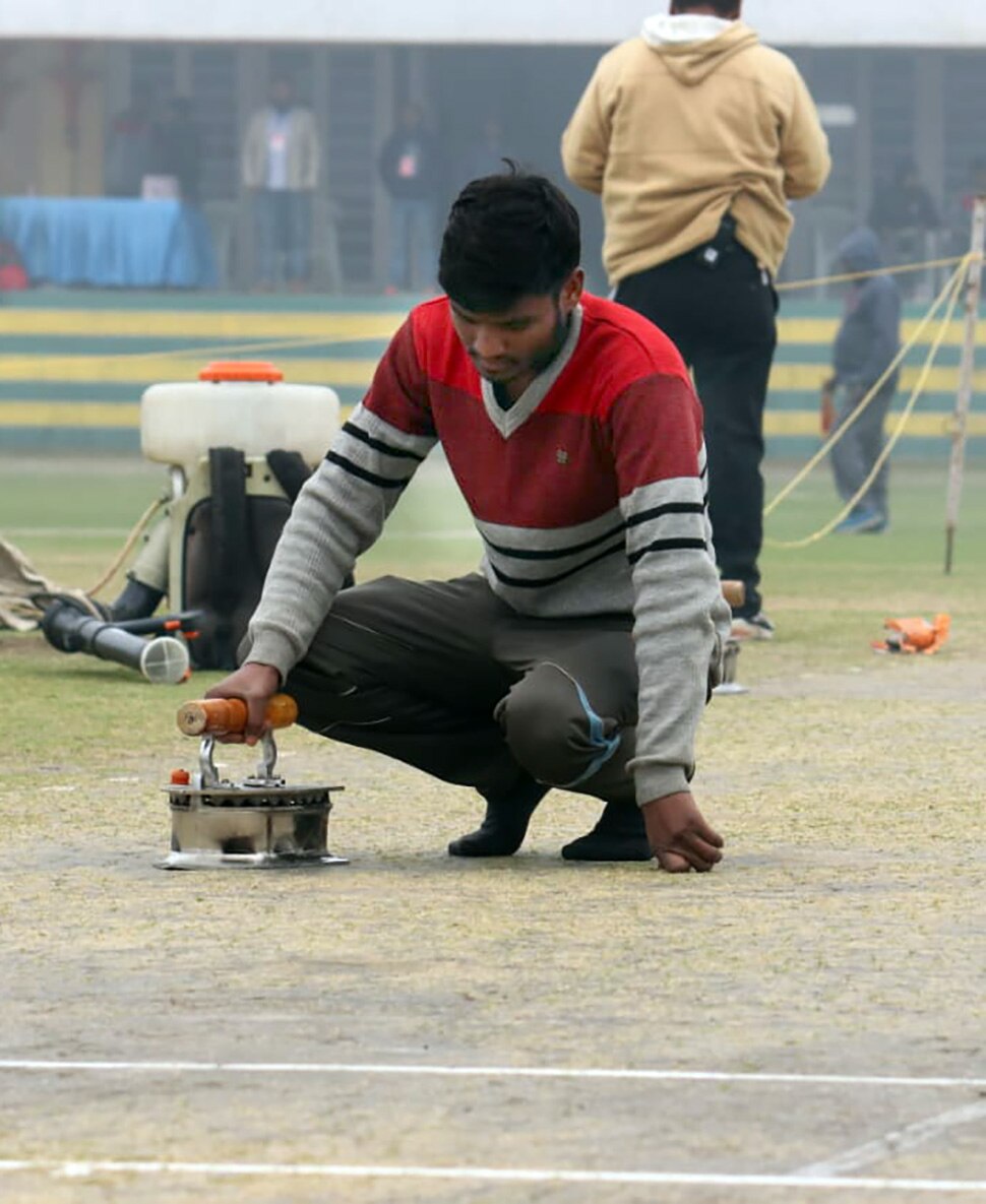 मैच से पहले आयरन से सुखाते रहे पिच मैच से पहले आयरन से सुखाते रहे पिच