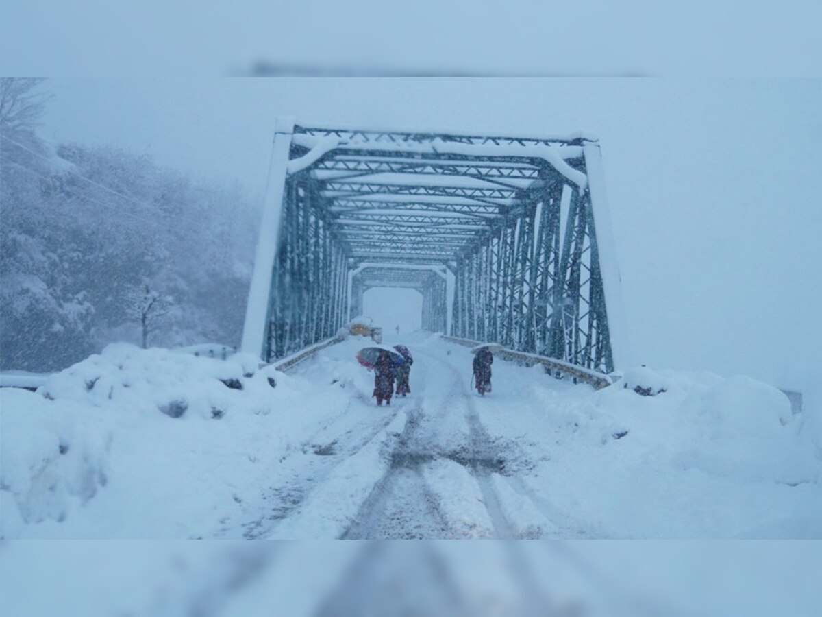 PICS: उत्तराखंड से लेकर कश्मीर तक फिर शुरू हुई बर्फबारी, सफेद चादर से ढके पहाड़