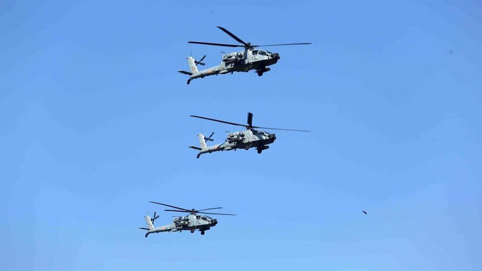 अपाचे हेलीकॉप्टर दो पायलटों वाला हेलीकॉप्टर है. Republic Day parade 2020, Delhi