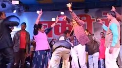 MP: बुंदेली गीतों पर पति संग जमकर थिरकीं MLA रामबाई सिंह, बरसे फूल और नोट
