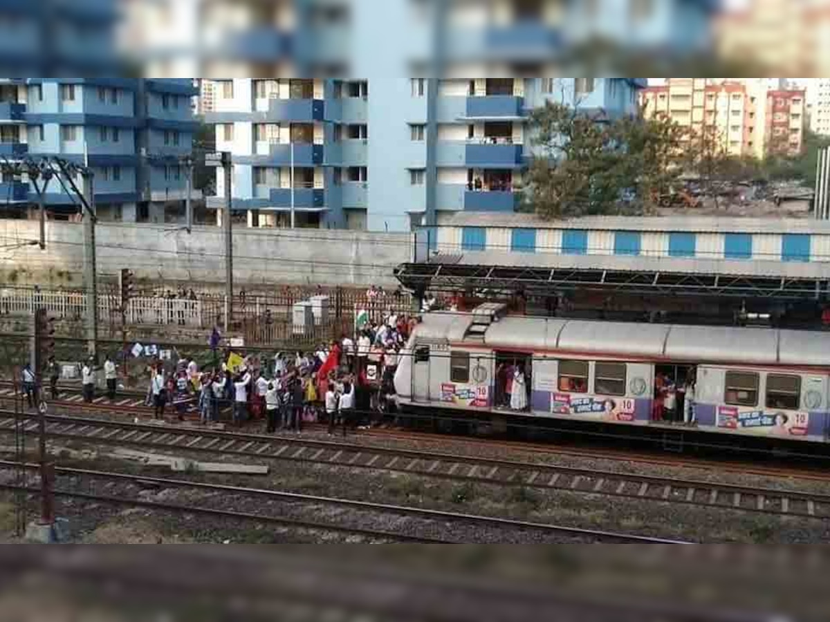 नागरिकता कानून का विरोध, मुंबई में प्रदर्शनकारियों ने रोकी ट्रेन 